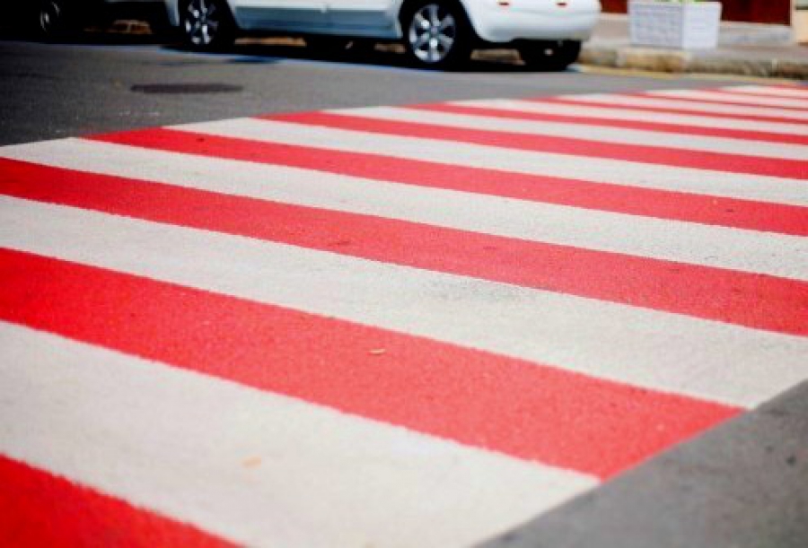 Белая разметка пешеходного перехода. Бело красный пешеходный переход. Красно белая разметка на дороге. Бело красная разметка пешеходный переход. Красная дорожная разметка.