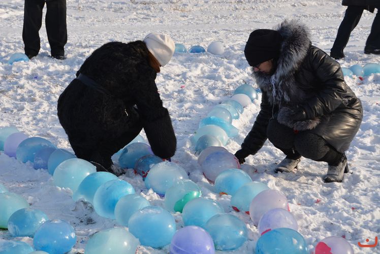 Как залить воду в шарики воздушные. Ледяной городок в Белогорске Амурской области. Фигуры из ледяных шаров. Украсить горку ледяными шарами. Цветные ледяные шары.