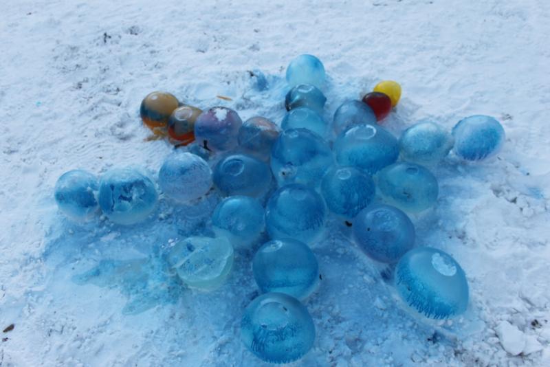 Шарики изо льда. Фигуры из ледяных шаров. Украшение из ледяных шаров. Цветные ледяные шары. Ледяные фигурки для детского сада.