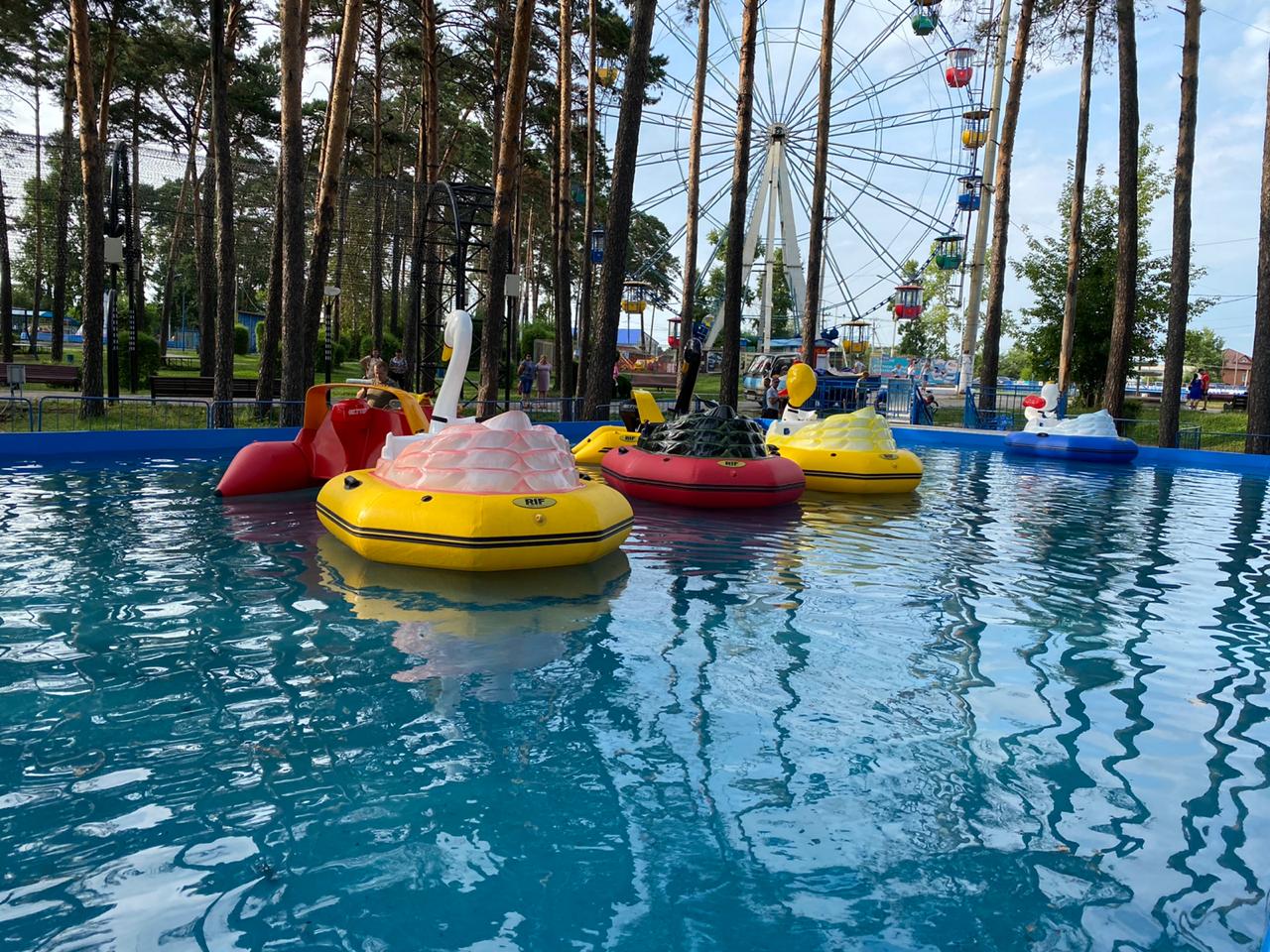 Горпарк саратов цены. Городской парк Белогорск Амурская. Горпарк Белогорск Амурская область. Горпарк аттракционы Благовещенск. Городской парк г Белогорск Амурская область.