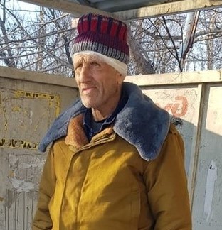 Найден пожилой мужчина. Пропавшие пожилые люди в Алтайском крае. Пожилые мужчины в бушлатах. Пожилой мужчина ищем родственников. Найден пожилой мужчина ищем родных.
