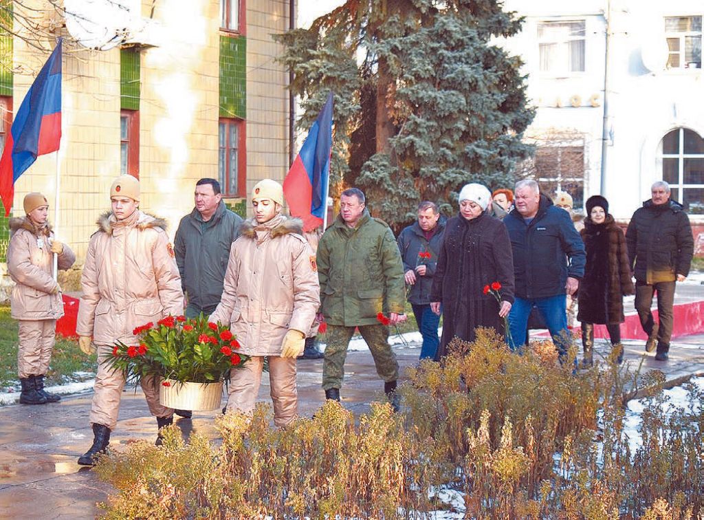 Возложение цветов к Братской могиле 