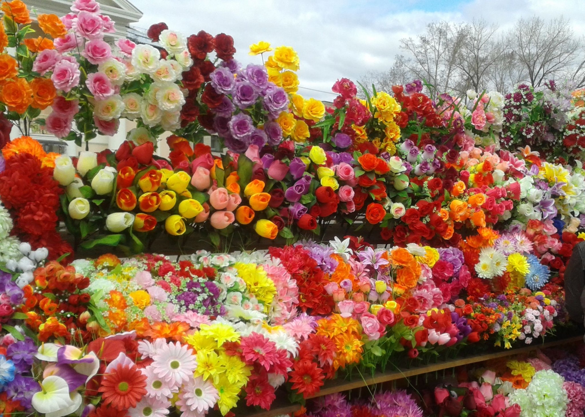 Купить цветы для кладбища интернет магазин. Искусственные цветы на кладбище. Торговля искусственными цветами. Кладбищенские цветы искусственные. Букеты искусственных цветов на кладбище.
