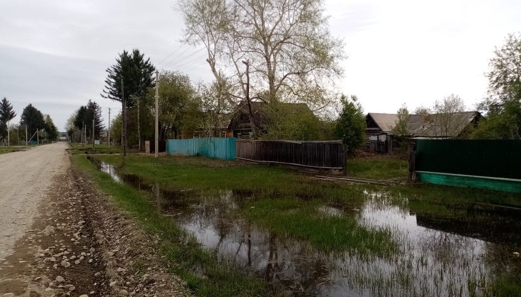 Паводковая вода продолжает уходить с приусадебных участков в Приамурье
