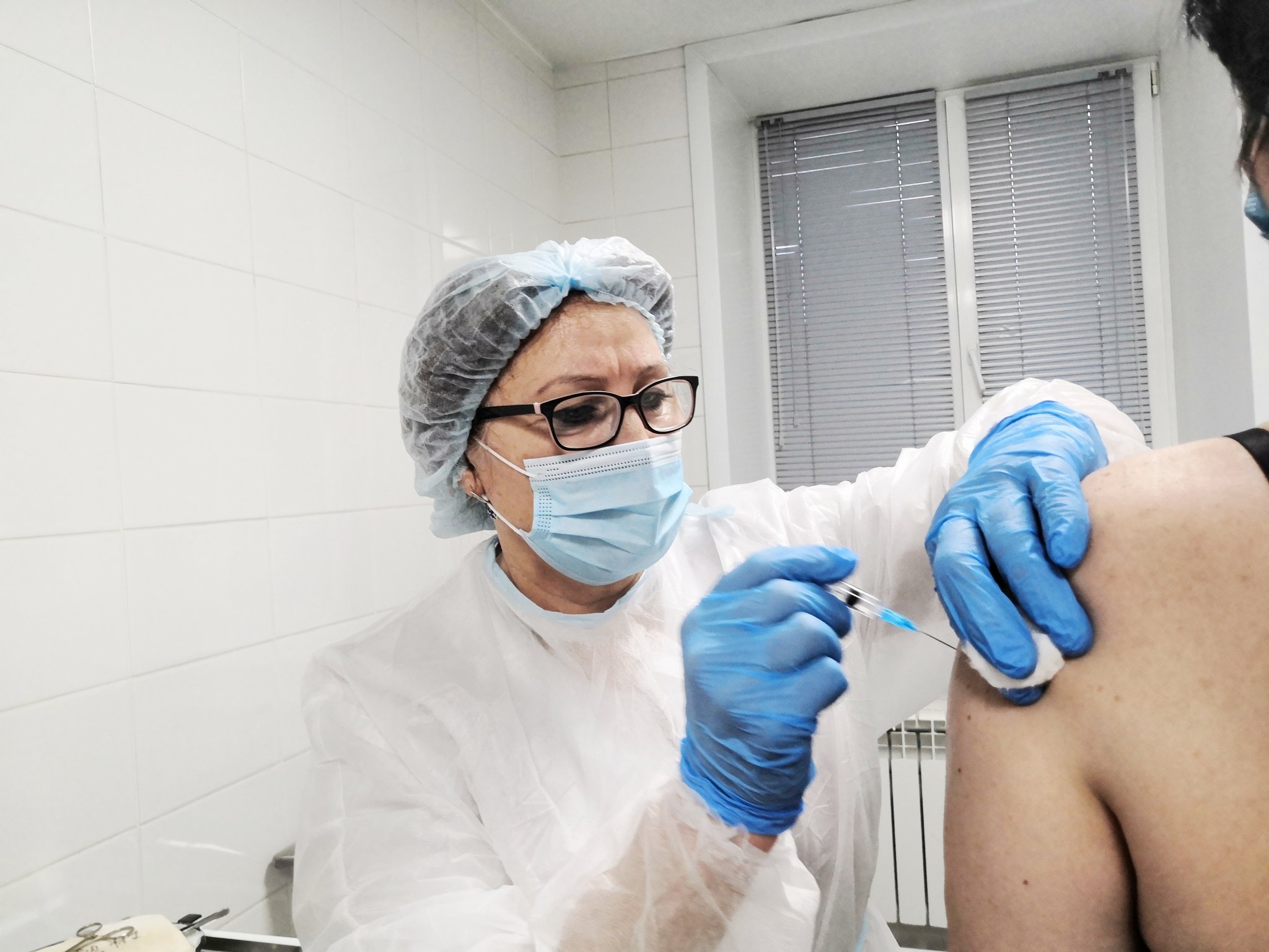 Более 500 забайкальцев привились от COVID-19 в круглосуточном пункте вакцинации на вокзале станции Чита-2 ЗабЖД