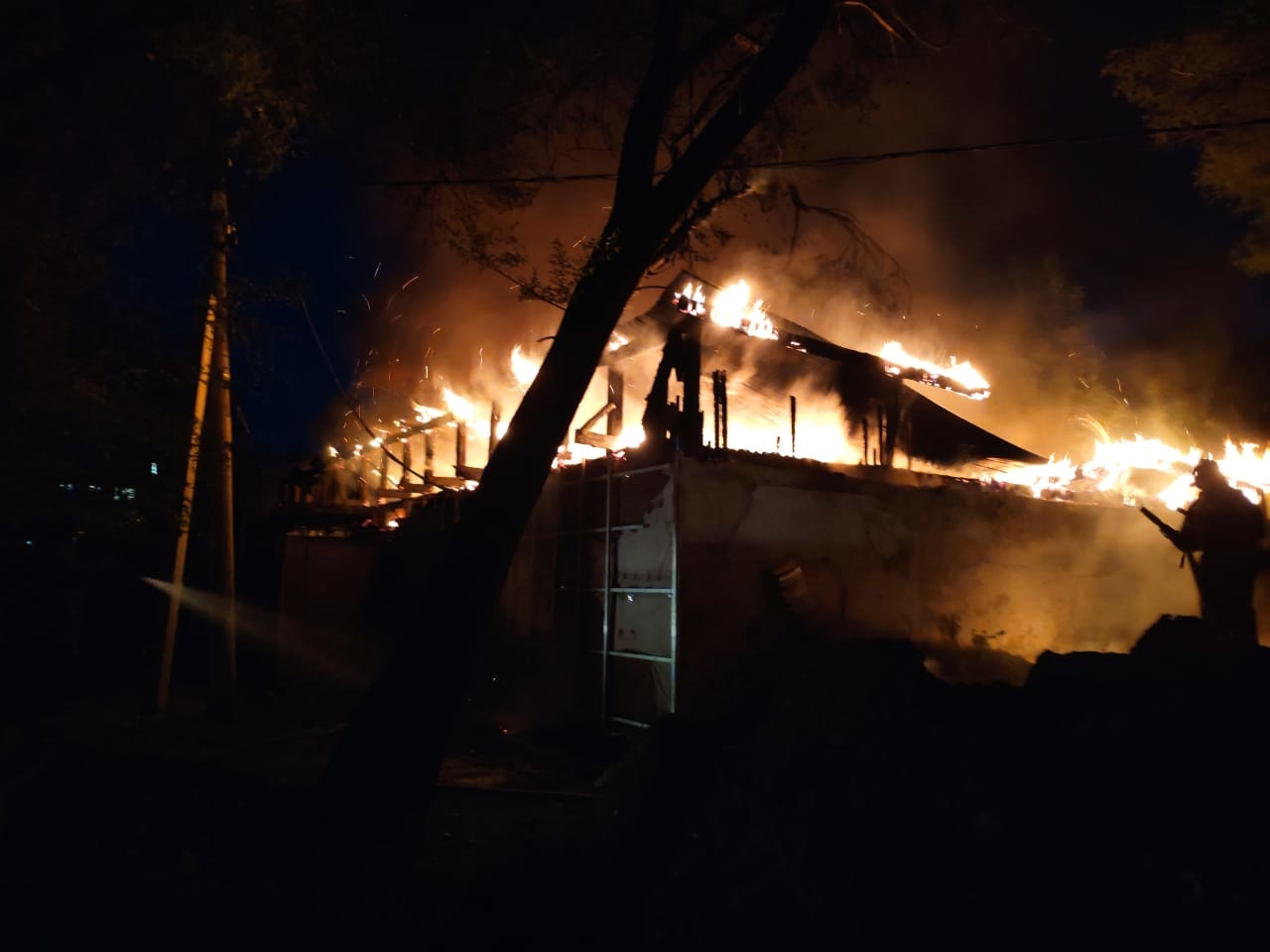 Горящий магазин в Белогорске тушили 14 пожарных