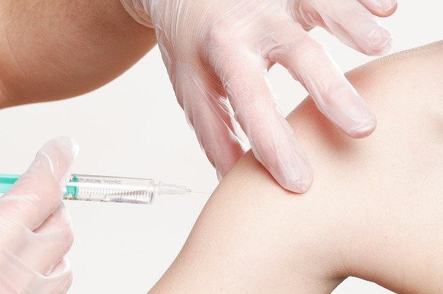 Обязательную вакцинацию от коронавируса ввели в Приамурье для отдельных лиц