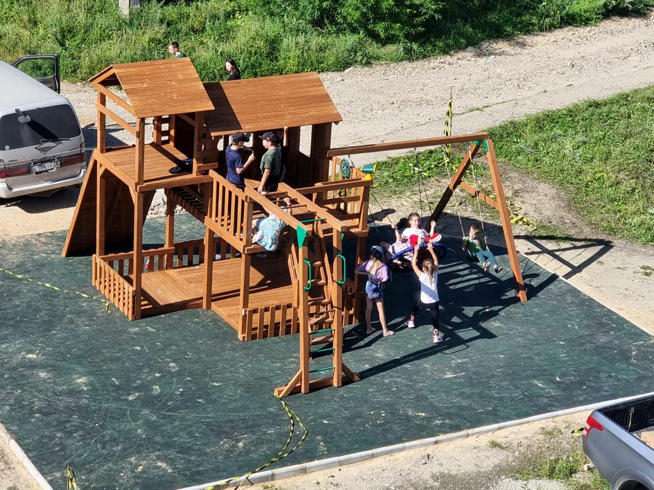 Детскую площадку помогли установить в Тынде спонсоры | ТЕЛЕПОРТ.РФ