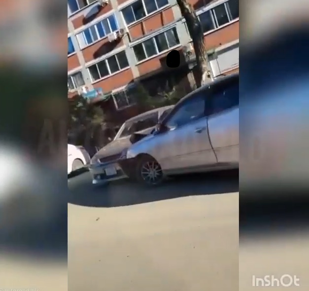 Автомобилист "собрал" парковку из семи поврежденных машин в Благовещенске