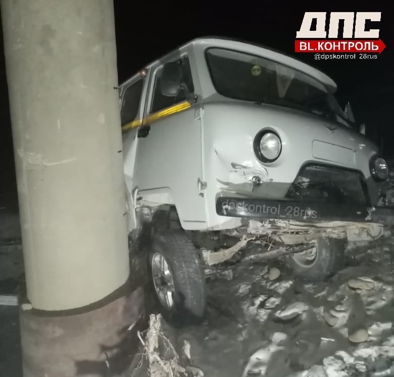 Автомобиль УАЗ слетел с моста в Тындинском районе