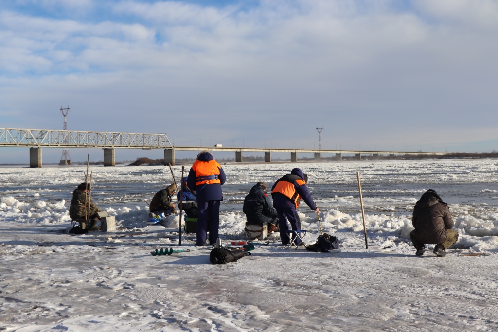 Рыбаки вышли на неокрепший лед реки Зея в Благовещенске