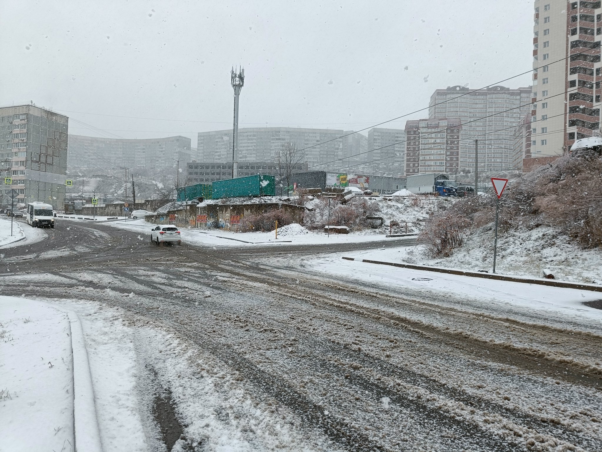 приморье снегопад. снег гололед. декабрь снег. снежный шторм.