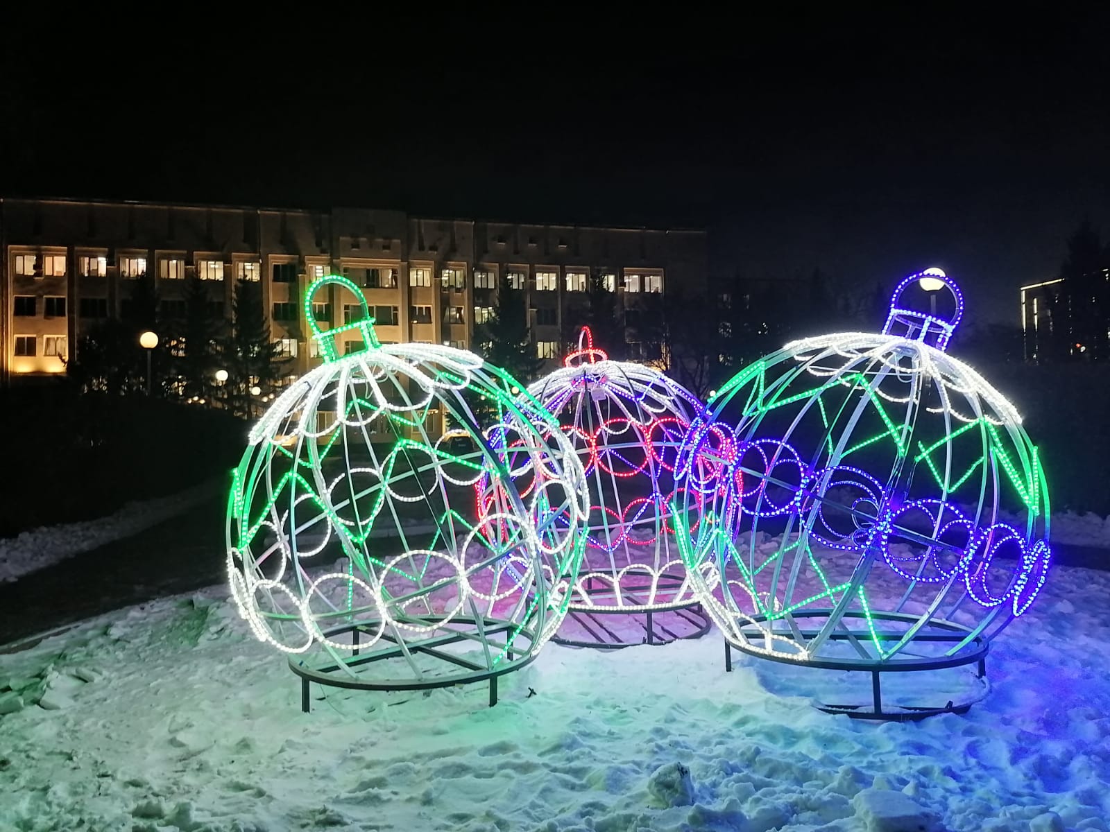 Елка и новогодние шары засветились в центре Благовещенска