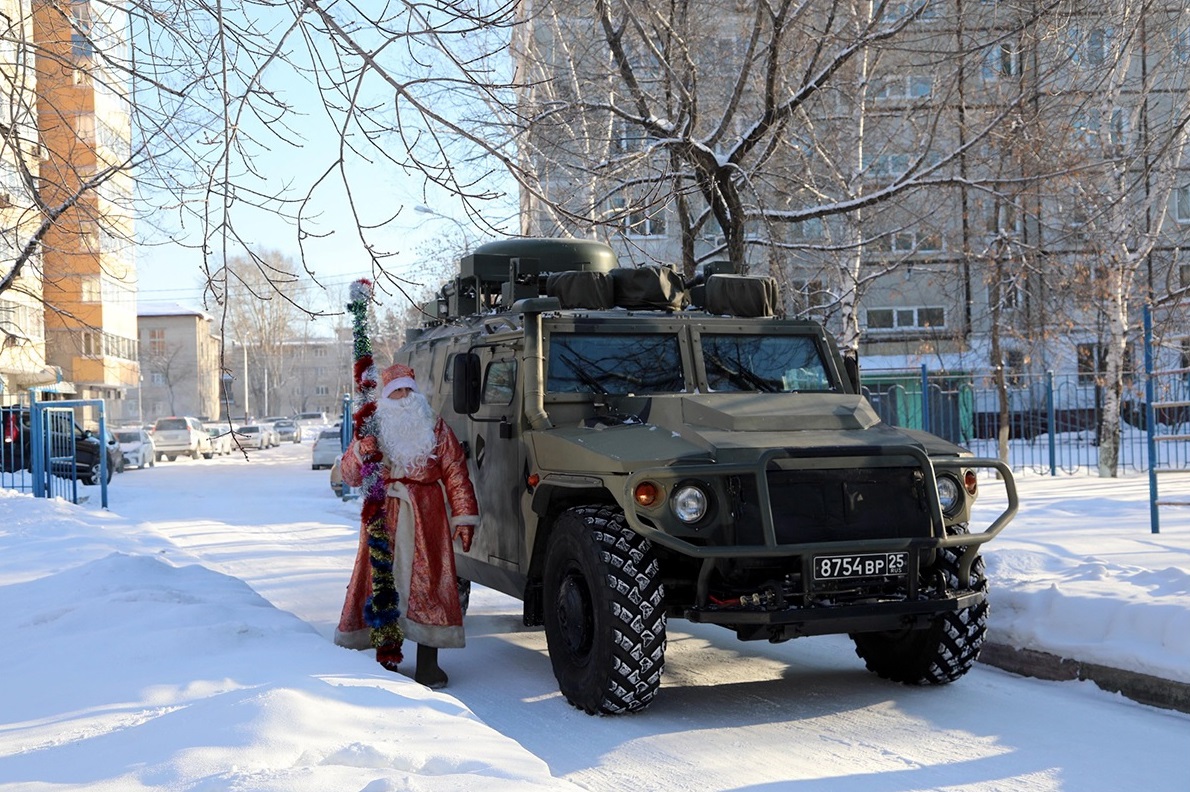 Дед Мороз на бронемашине приехал в детский дом в Хабаровске 