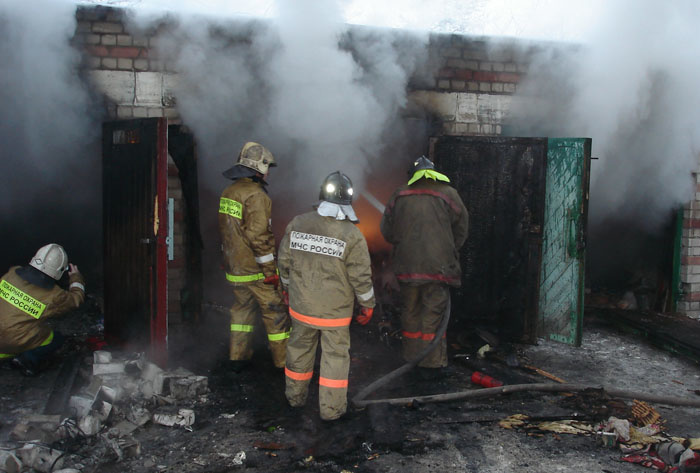 Машину спасли от пожара на севере Амурской области 