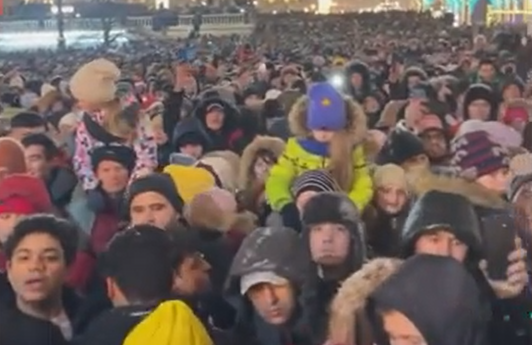 Вечер 31.10 2023. Толпа на красной площади в новый год. Мигранты на красной площади 31 декабря. Новогодняя ночь на красной площади 2022. Толпы людей в Москве на новогодние праздники.