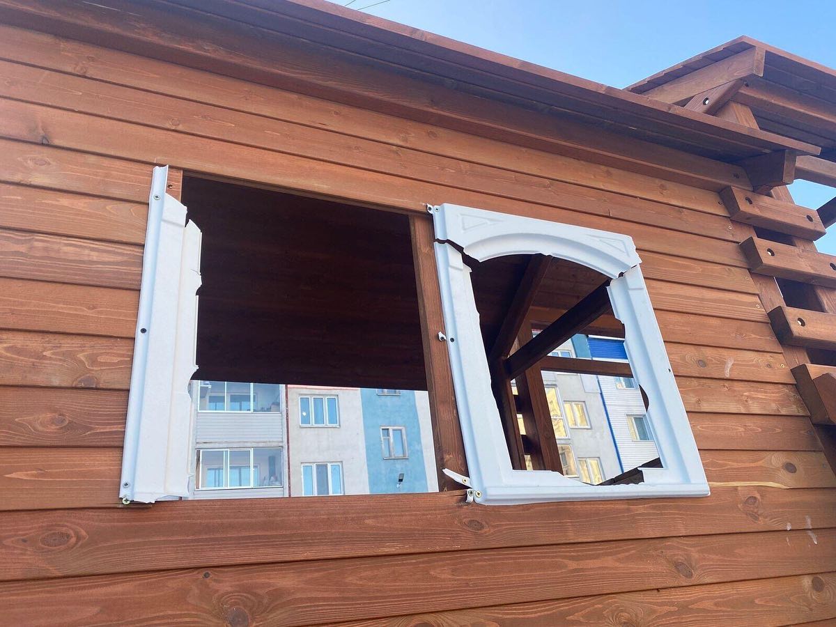 Вандалы выбили окна с антивандальными рамками в детском комплексе Тынды
