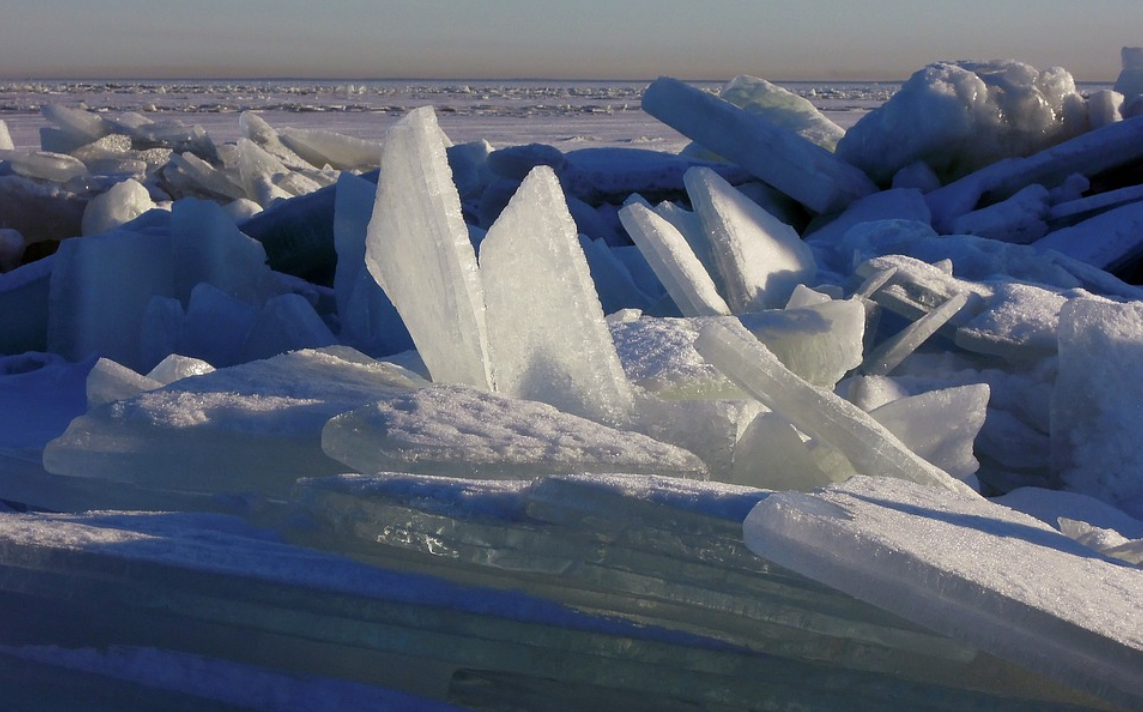 Холодный среди льдин. Ледяные Торосы на финском заливе. Ангара Торосы. Ледоход на Байкале. Торосы реки Лена.