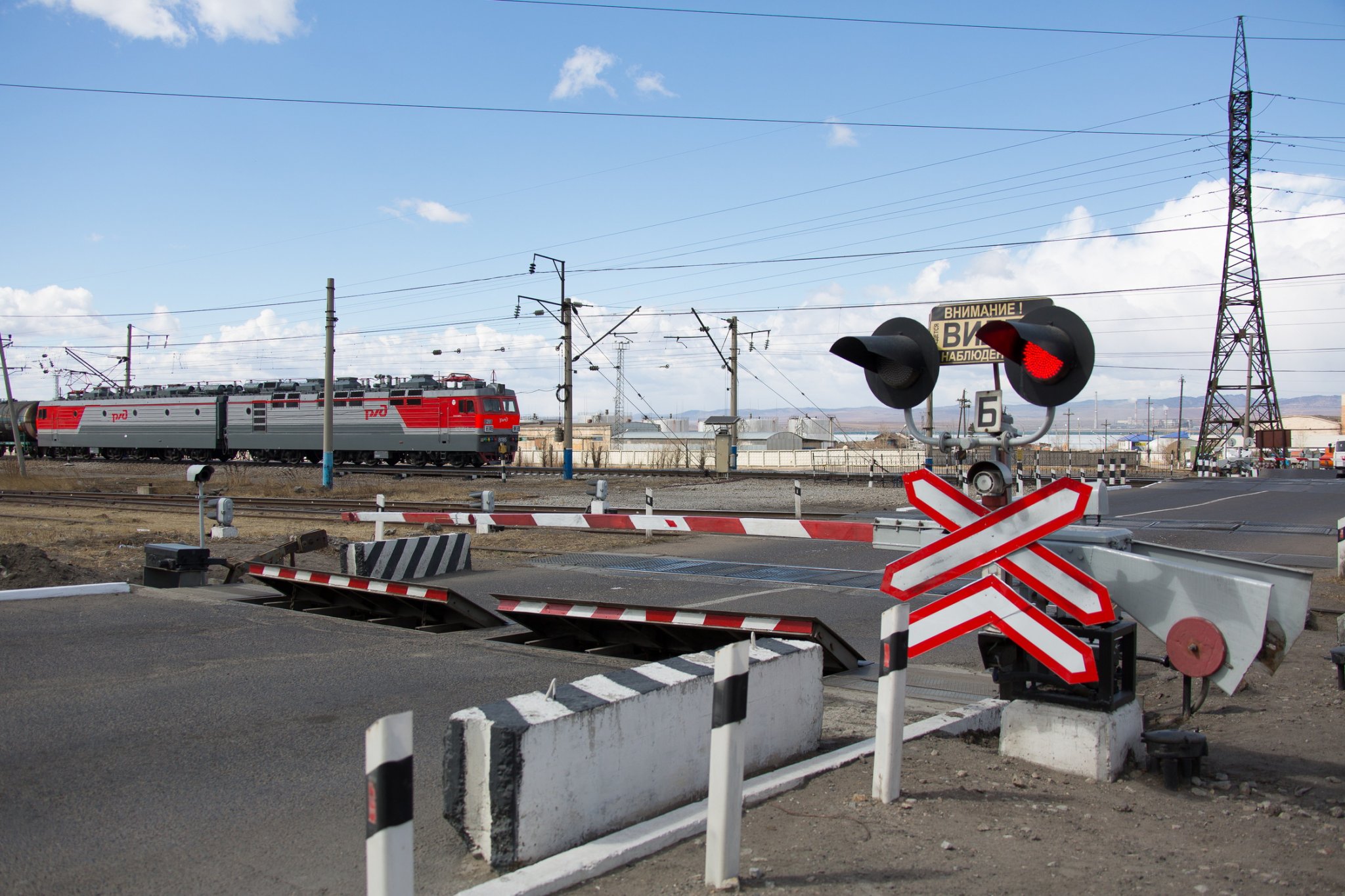 Одно столкновение автомобиля с поездом произошло в Амурской области на ж/д переезде в январе-мае