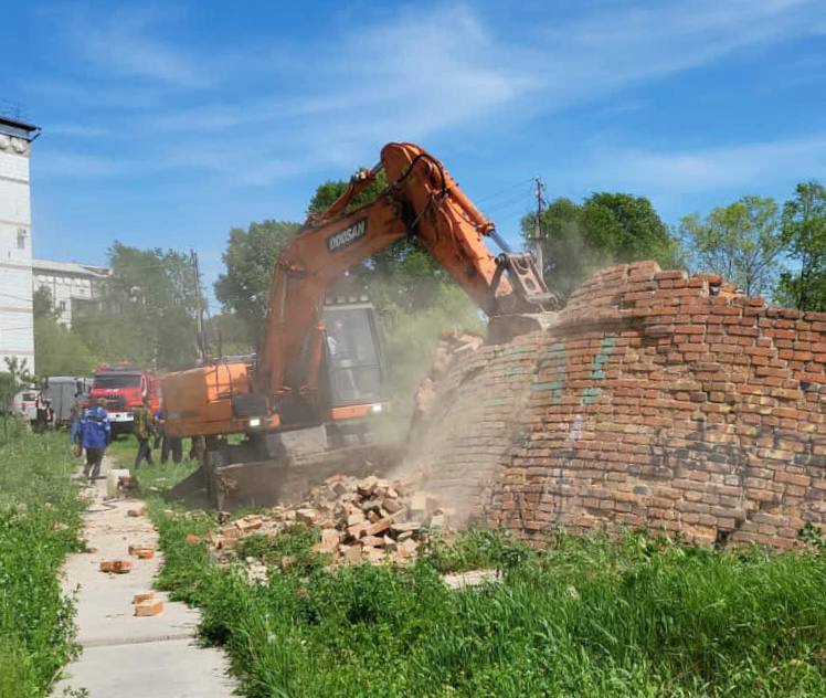 ЧП в Белогорске: возле жилого дома обрушилась водонапорная башня