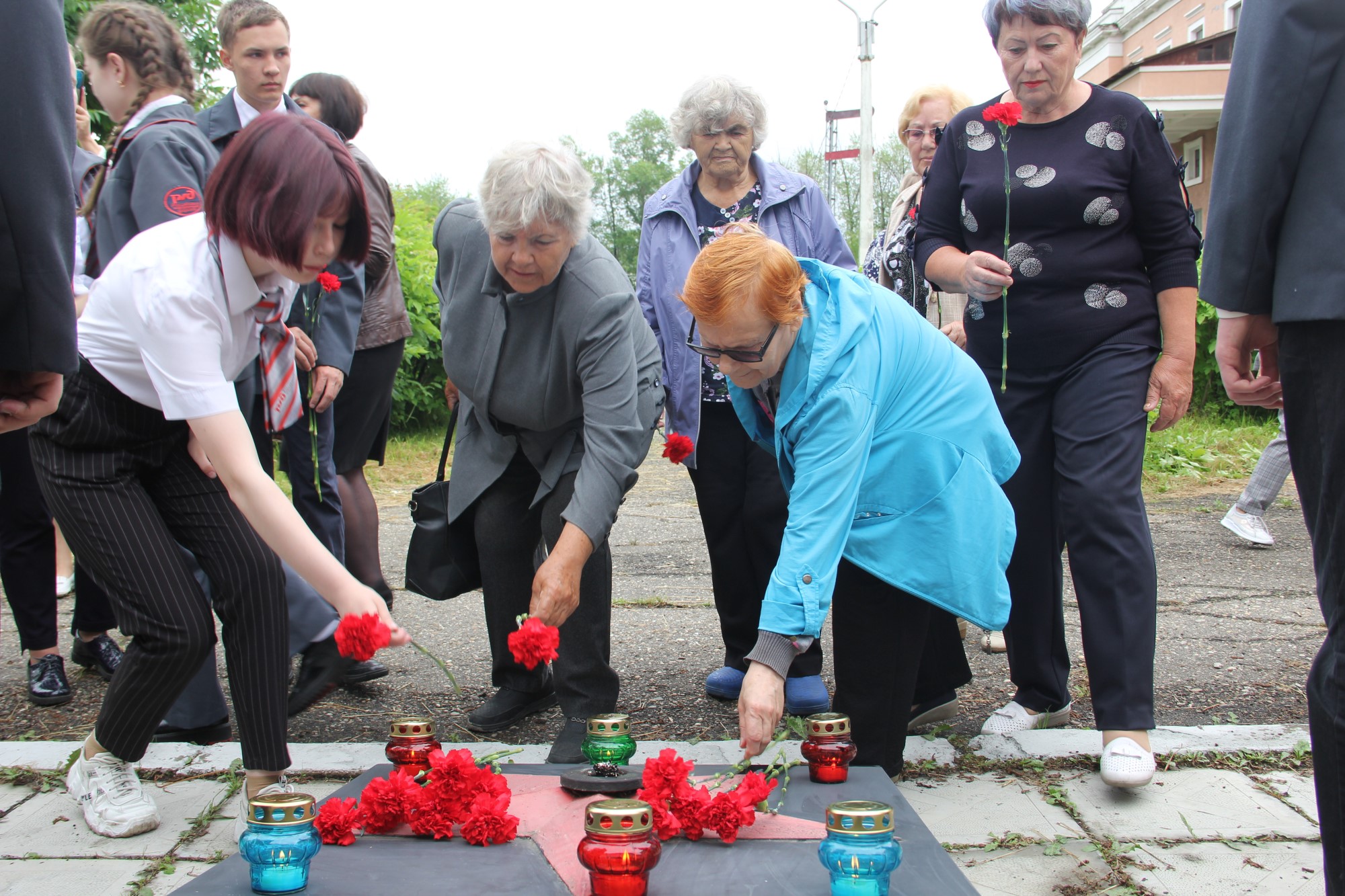 В Свободном железнодорожники зажгли свечи в День памяти и скорби