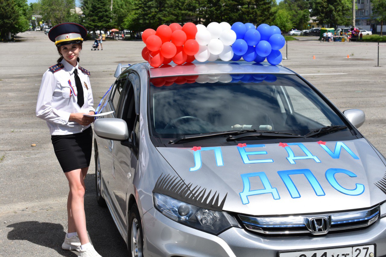 Колеса на авто меняли претендентки на титул "Королева дорог" в Райчихинске