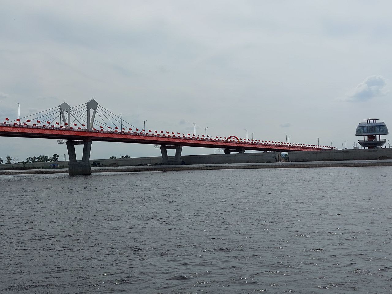 Автозапчасти и электротовары из Китая везут в Приамурье по новому мосту