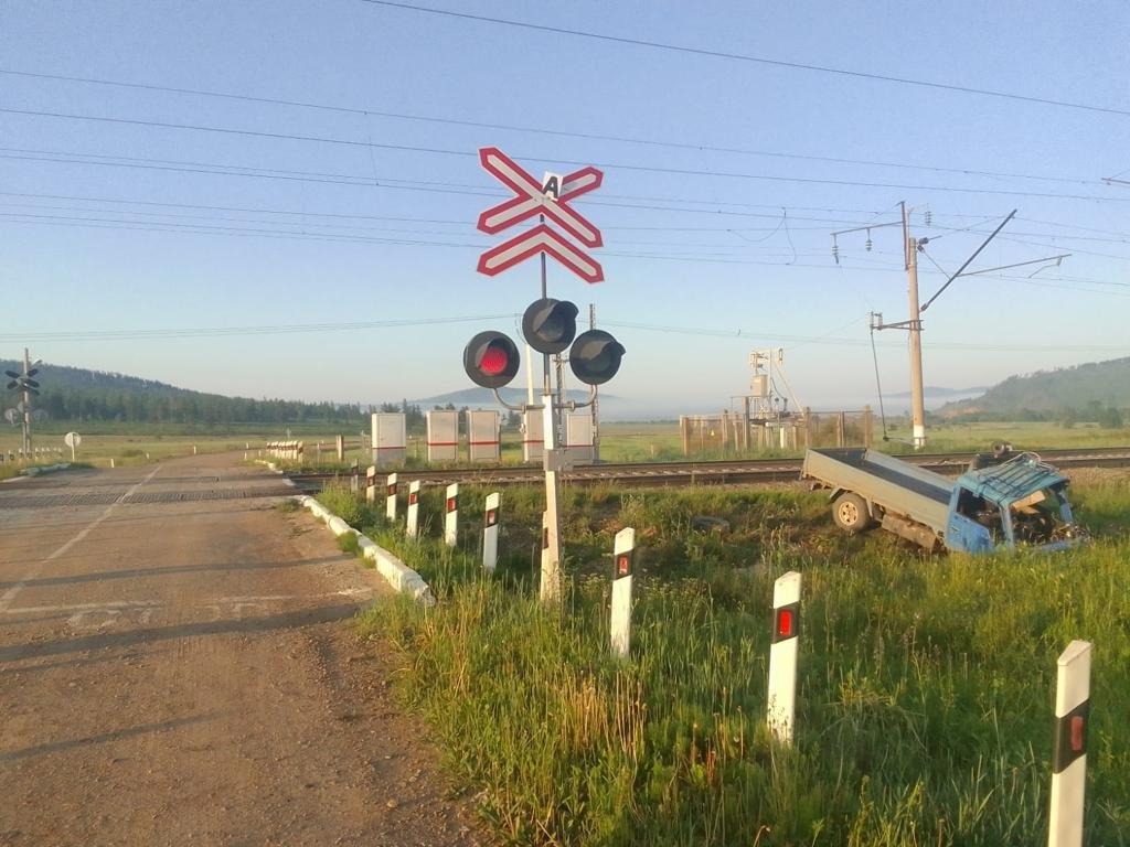 Грубое нарушение водителем грузового автомобиля ПДД стало причиной ДТП на переезде в Забайкальском крае