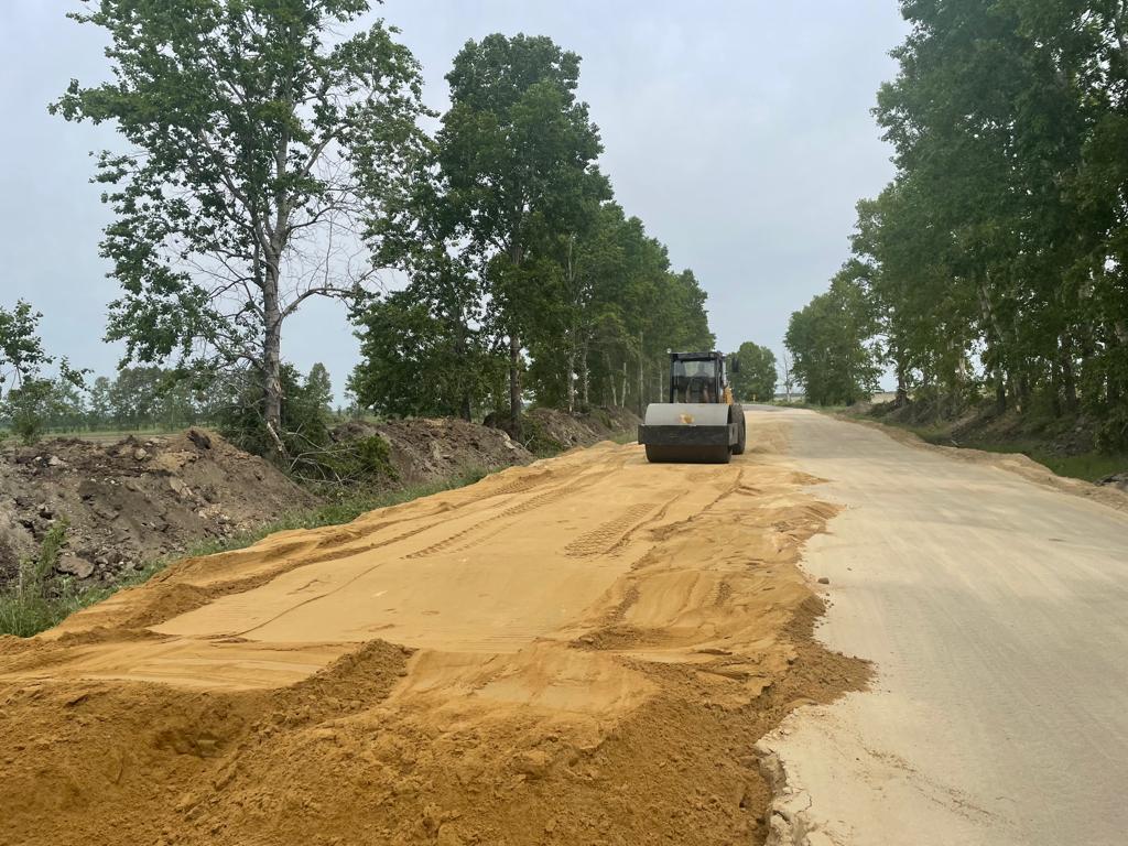 Дорогу в Серышевском районе ремонтируют по нацпроекту в два этапа