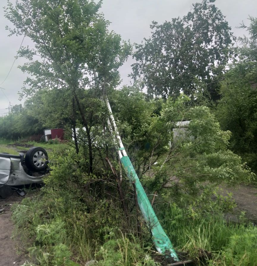 Лихачи снесли 17 опор и несколько участков ограждения в Белогорске