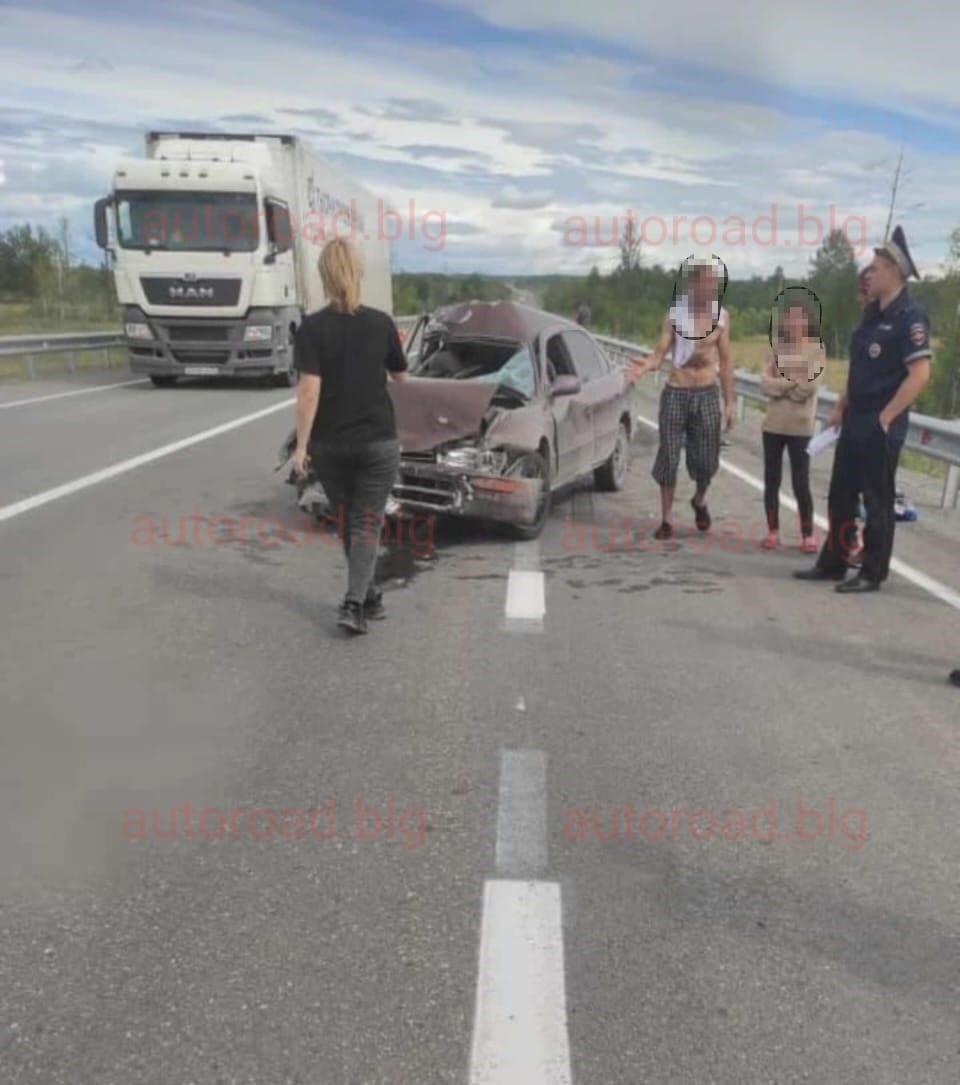 Автомобиль жестко столкнулся с двумя иномарками на трассе в Приамурье