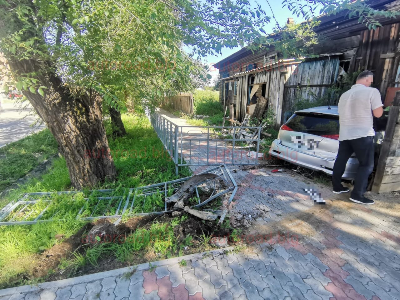 Иномарка после удара влетела во двор частного дома в Благовещенске