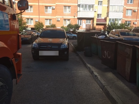 Припаркованные автомобили мешают вывозу мусора в Благовещенске