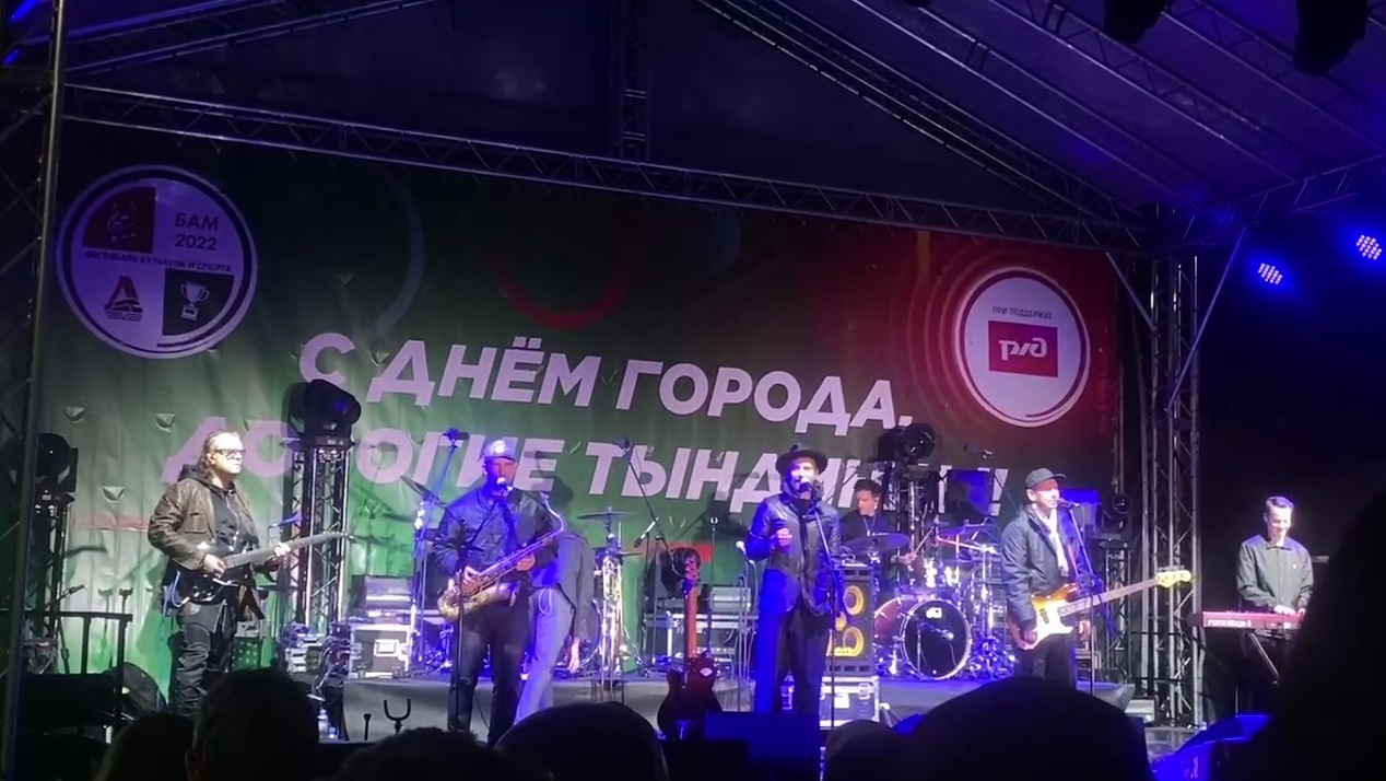 Uma2rman и Вика Цыганова исполнили хиты на площади Тынды