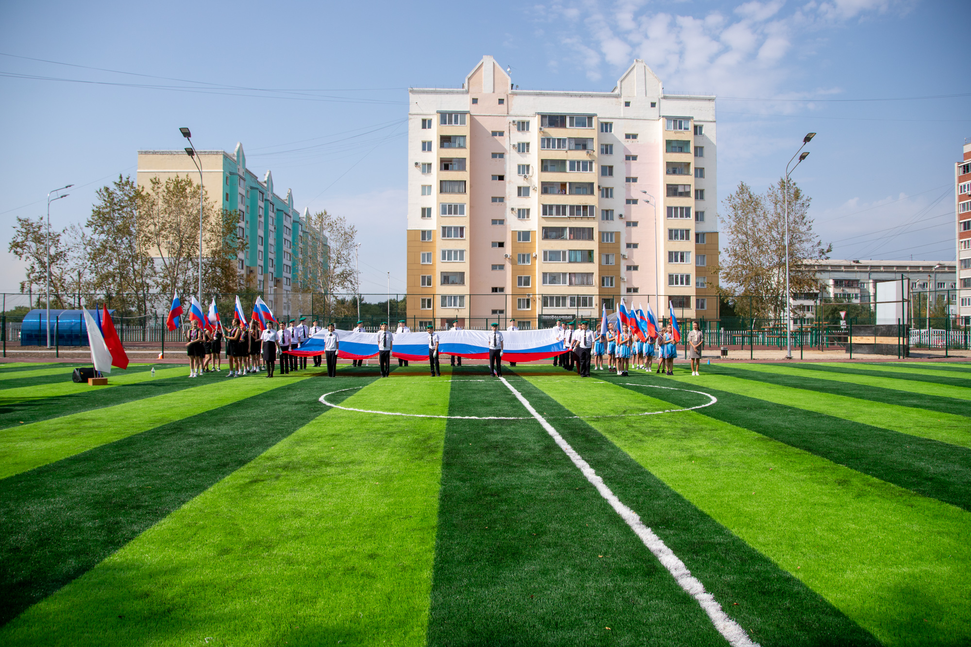 Ярмаркой спорта и парадом открыли школьный стадион в Благовещенске