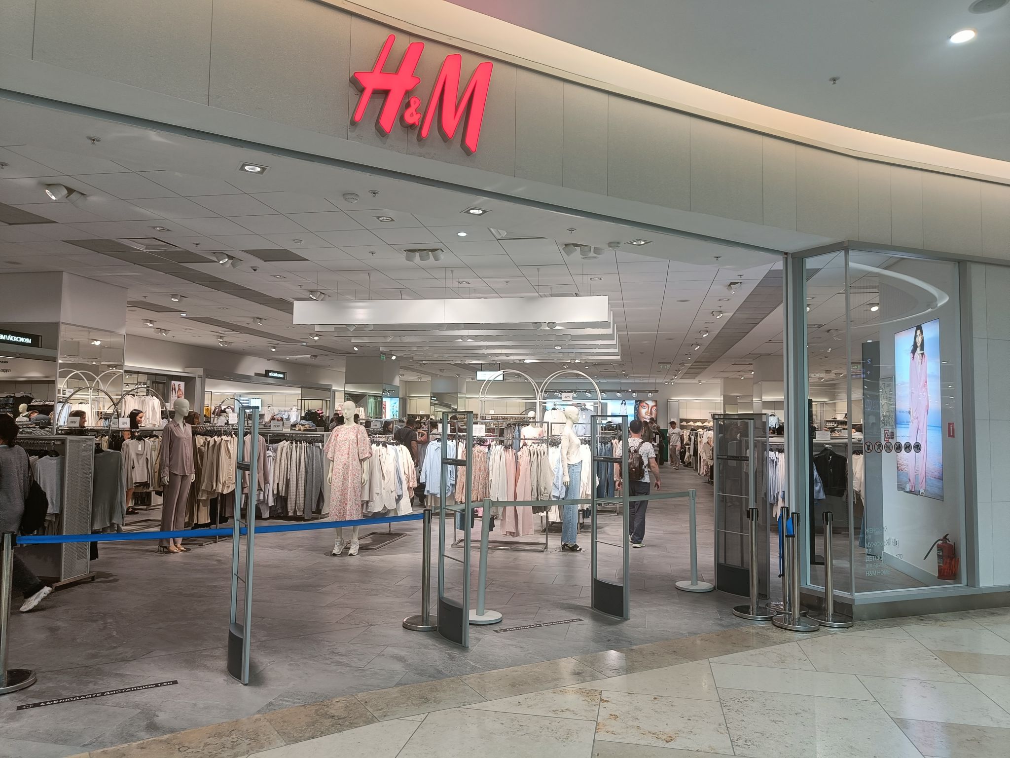 Бренд H&M начал закрывать магазины в России