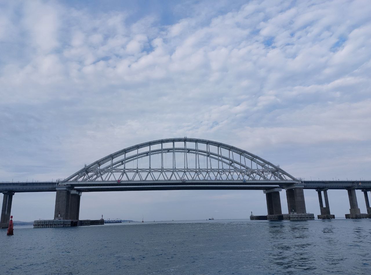 Крымский мост проехал первый пассажирский поезд