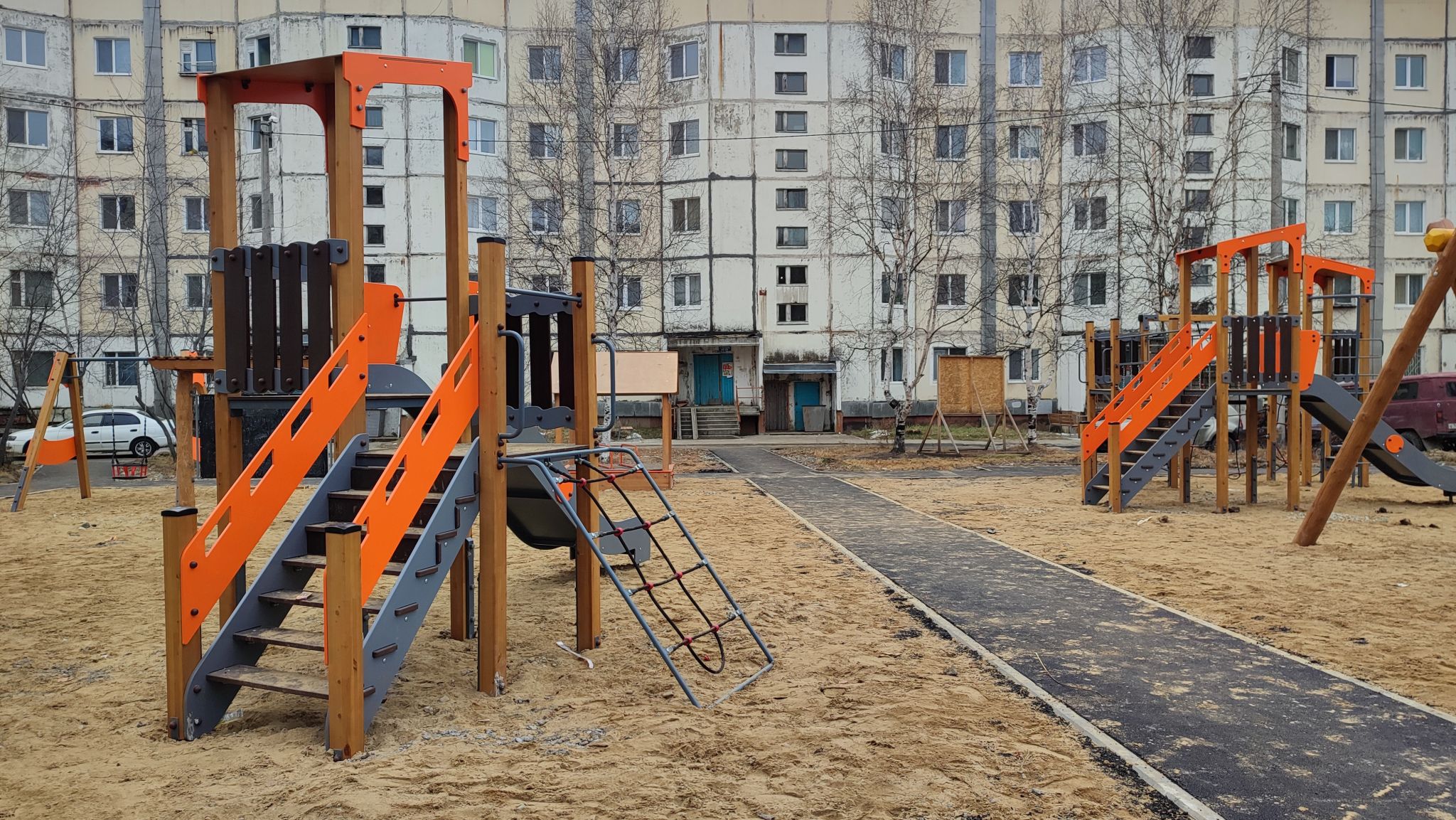 Благоустройство современных дворов завершается в Тынде и Белогорске