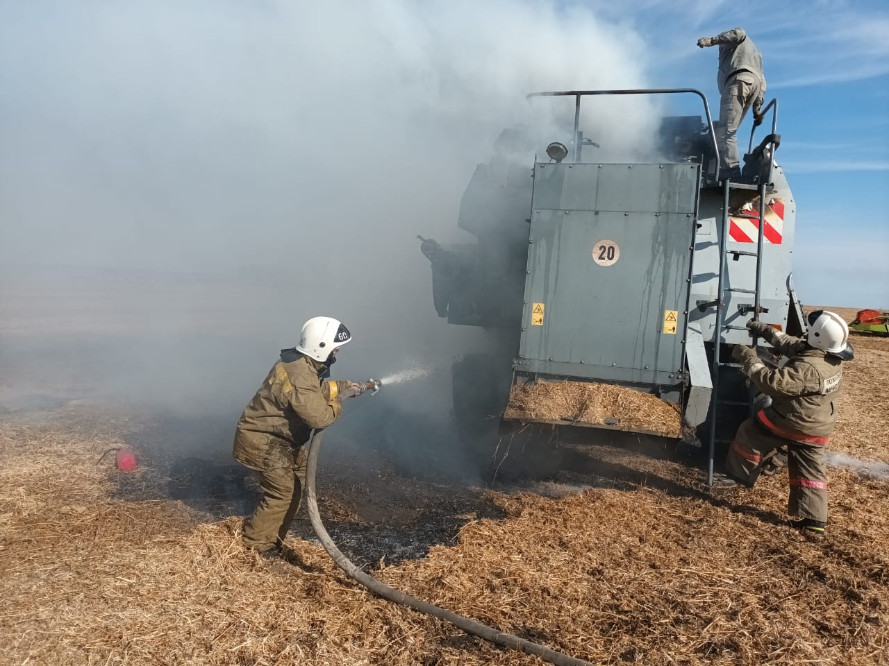 Ночные пожары уничтожили сельхозтехнику в двух районах Приамурья