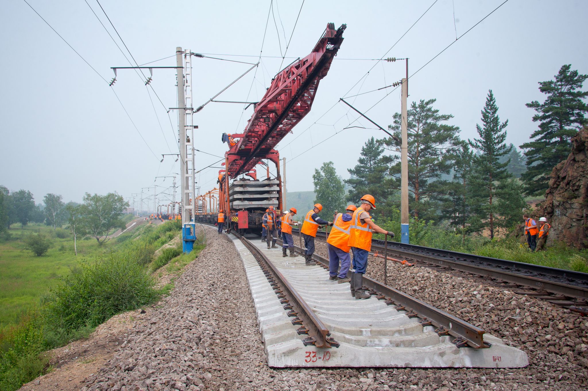 железная дорога в огайо. железная дорога казахстан. путеремонтные работы. работник железной дороги. кривые рельсы.