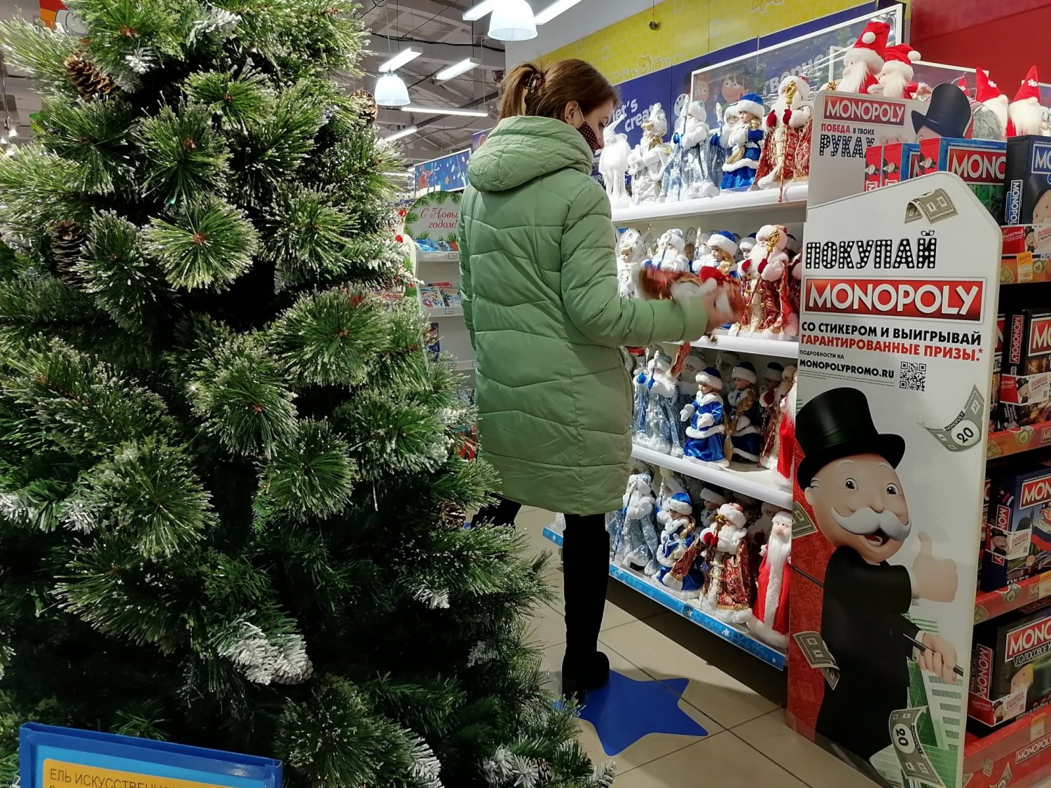 Товары к Новому году активно скупают россияне