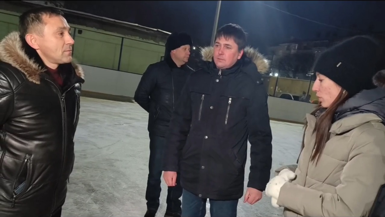 Мэр Благовещенска прокатился на коньках, проверяя качество льда на катке