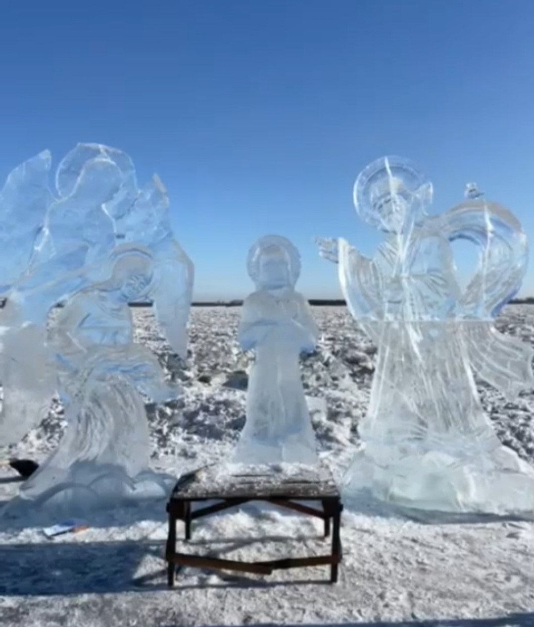 Ледяные скульптуры к празднику Крещения Господня создают в Благовещенске