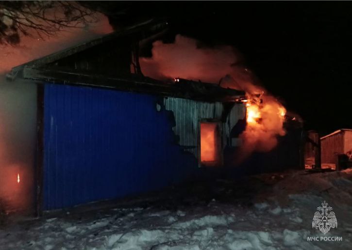 Двое взрослых выжили в страшном пожаре в Белогорском округе 