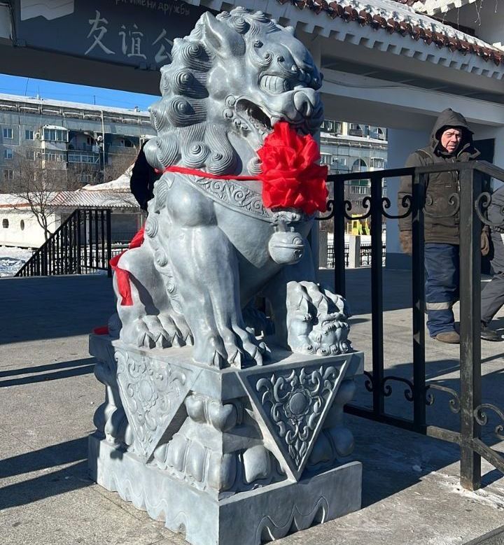 Китайские львы украсили вход в Парк Дружбы Благовещенска