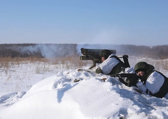 Ракетами уничтожают бронетехнику условного противника в Амурской области