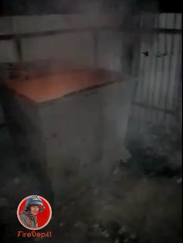 Мусор загорелся из-за золы, выброшенной в контейнер в Благовещенском округе