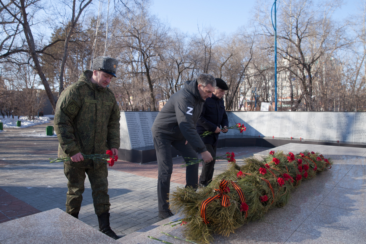 Губернатор Василий Орлов возложил цветы к Мемориалу воинской Славы в Белогорске