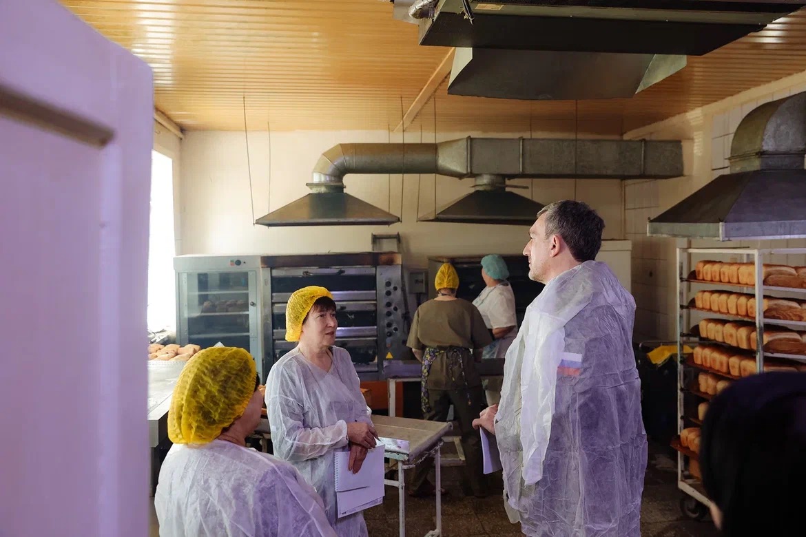 Василий Орлов посетил пекарню, обеспечивающую хлебом отдаленные села Мазановского района