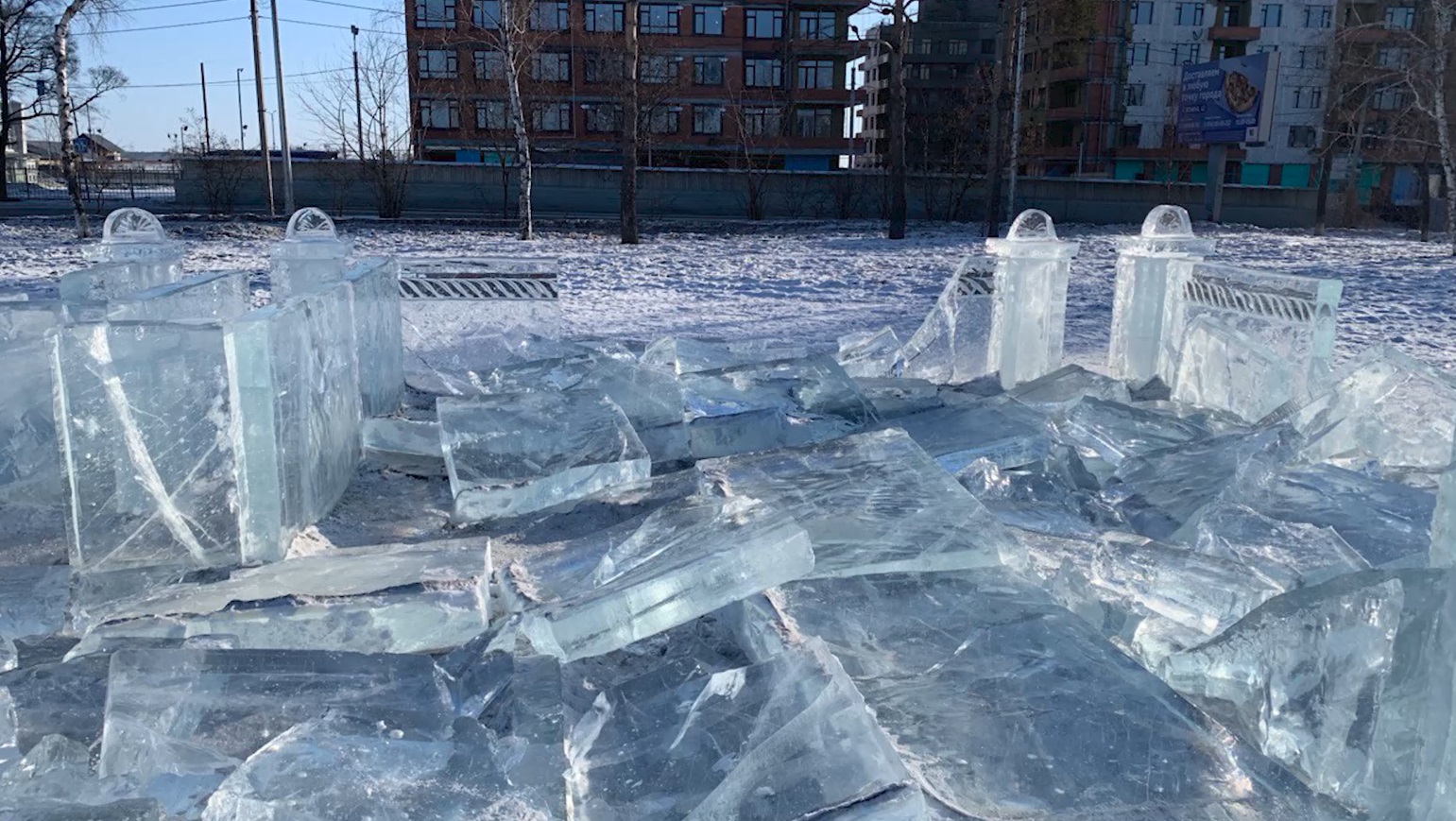 Подростки разбили лабиринт в ледовом городке на площади Свободного 